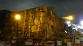 大きな、いかにも歴史を感じる石垣が目印です。