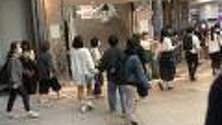 カジュアルなブランドがひしめきます