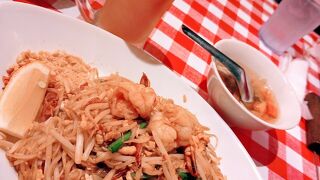 賑わうみらい横丁　タイ料理のランチ　ティーヌンへ