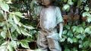 雰囲気のいいお寺でした。境内に小さな男の子の銅像がありました。