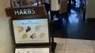 お客さんが お店の外で 座って待っていました。入店まで 待ちます