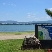 琵琶湖沿いに続く大津湖岸なぎさ公園。琵琶湖の景観を楽しみながら散策できる公園です