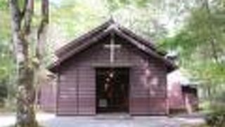 小豆色の木造礼拝堂です
