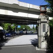 頭上は高速道路です。