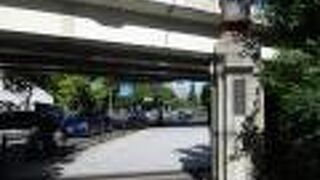 頭上は高速道路です。