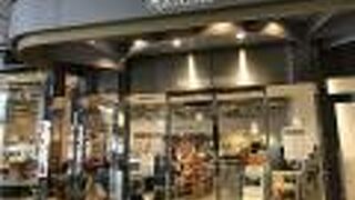 ベーカリーで朝食をとっている人たちがいました