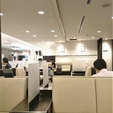 長居するには不向きなラウンジ