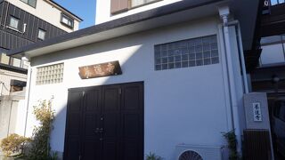 通りにへばりつくように建っていて