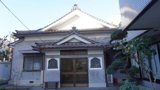 千鳥破風に両側は華頭窓のデザイン