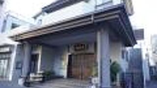 通りの一角にいきなり今風の都会的な建物