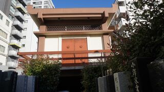 鉄の扉の変わった建物