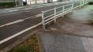 平日の18時台は、車の通行量は多めと感じました