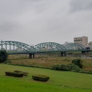 東武足利市駅から足利市街地へ渡良瀬川を渡る橋です。