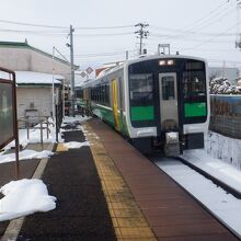 七日町駅に只見線からの普通列車がやってきました。最新車両です