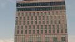 夕陽を浴びてピンク色の外観に