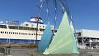 抽象化したイカのモニュメントがあります