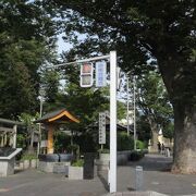 神社の前に