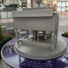 像の足元にも古関裕而紹介文が出ています。