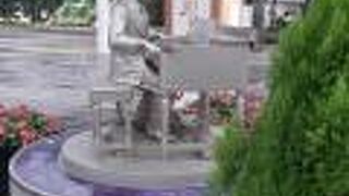 温和な笑顔とハモンド・オルガンを弾く姿で旅人を出迎えてくれます