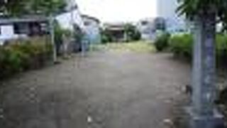 ぽつんと遊具がある