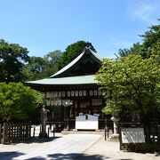 崇徳天皇と淳仁天皇が御祭神として祀られている白峯神宮は球技・スポーツの神様として崇められています。