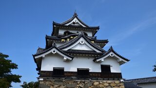 井伊直継、直孝によって1622年に築城された彦根城。琵琶湖八景に選定される国の重要文化財です。