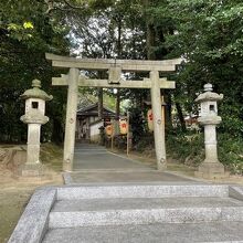 かっては法華寺の鎮守社