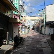 湯の花通りには湯をかけると願いが叶うという「湯の花お湯かけ七福神」の石像があります。