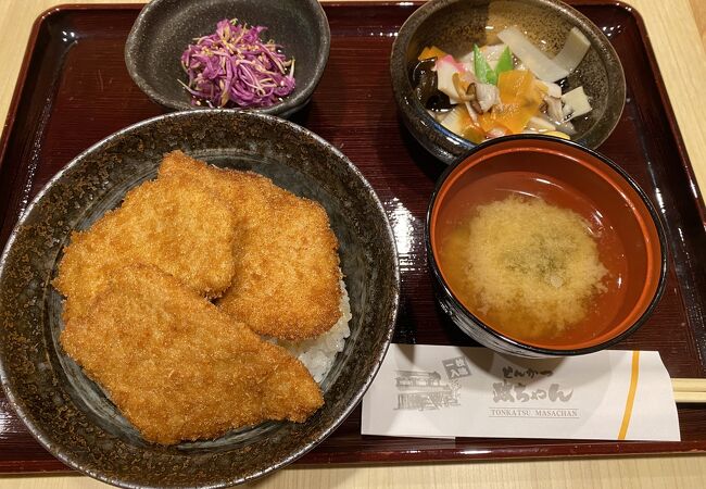 新潟のご当地グルメのタレかつ丼が美味しいです。