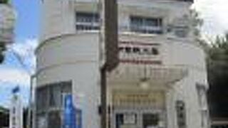 昭和３３年（１９５８年）に設置された元交番の建物を利用した観光案内所