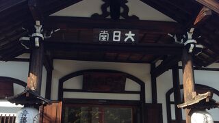 新しく再建された建物です