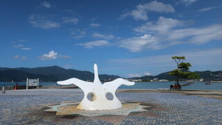 飛び立ちそうな白鳥のオブジェ ♪