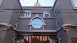 見上げるような近代的で堂々とした構えです