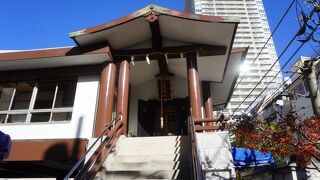 ビルのような建物の端っこに向拝が設けられていて