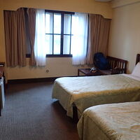 一人泊でもツイン、2泊目はトリプルでした。夜の部屋は電球色な