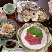 夕食　馬肉の刺身に中身豪華な陶板鍋、天ぷら他食べきれないくら
