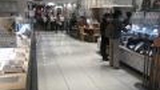 地下は食品コーナー