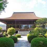 檜皮葺きの室町時代の本堂があります。お寺の南東には大内時代の池泉庭園が復元されています。