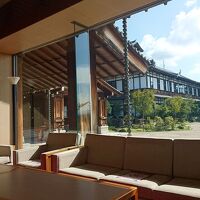 新館のロビーから本館を望む