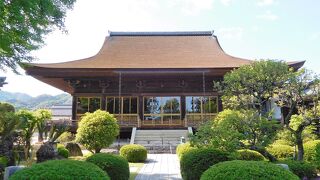 檜皮葺きの室町時代の本堂があります。お寺の南東には大内時代の池泉庭園が復元されています。