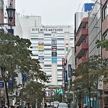 松戸駅西口の商店街の奥にある