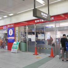 駅の改札出て道なりにあります。