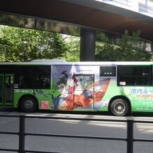 ラッピングの車両も。