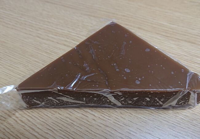 三角ういろうは、黒糖の味が結構強め