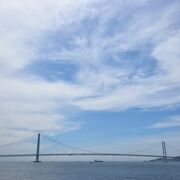 兵庫県の神戸市と淡路市を結ぶ全長3911メートルの世界最長の吊橋が明石海峡大橋