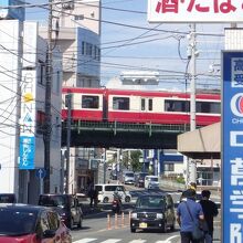 路上の高架を通過する京急電車