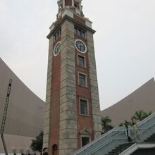 周囲の近代的なビルと対照的です