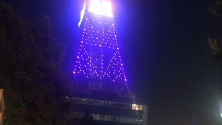 夜にライトアップされます