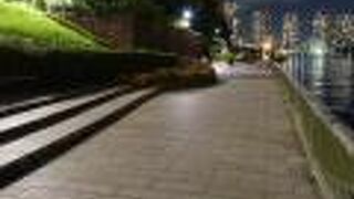 ジョギングをする人の姿も