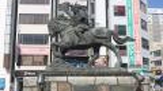 「平家物語」で有名な熊谷直実の銅像です